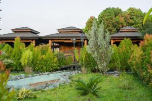 een huis met een tuin ervoor bij Luxury Sky Group Penthouse With Free Gym & 2 Pools in Paramaribo