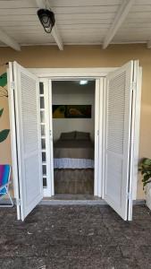 een open deur naar een slaapkamer met een bed bij Refúgio na Lagoa in Florianópolis