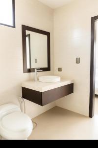 Koupelna v ubytování Spacious Home in Upscale Gated Community