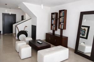 Posezení v ubytování Spacious Home in Upscale Gated Community