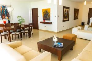 Posezení v ubytování Spacious Home in Upscale Gated Community