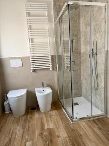 ein Badezimmer mit Dusche, Toilette und Waschbecken in der Unterkunft GV Apartments in Garzano