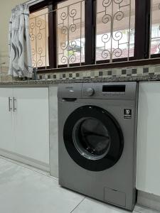 una lavatrice in una cucina con finestra di Crème de la crème a Durban