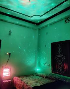 GājolRisabya Guest House的一间设有床铺和星空天花板的客房
