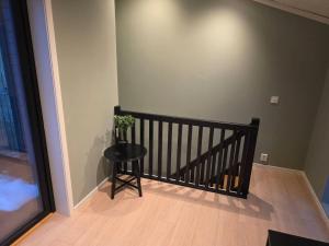 een kleine tafel met een plant erop naast een muur bij House with great location in Trysil