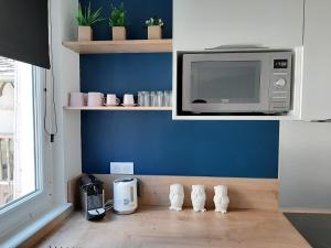 een keuken met een magnetron en twee paar sokken bij O paradis in Beaune