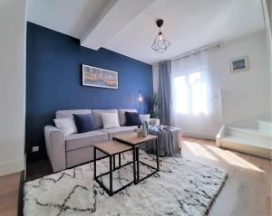 een woonkamer met een bank en een tafel bij O paradis in Beaune