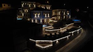 een uitzicht op een gebouw 's nachts met verlichting bij Aje Villas 1959 in Ligiades