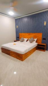 una camera da letto con un letto grande in una stanza di Havaa Inn Dhangethi a Dhangethi