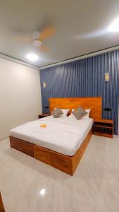 una camera da letto con un letto grande in una stanza di Havaa Inn Dhangethi a Dhangethi