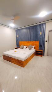 una camera da letto con un letto grande in una stanza di Havaa Inn Dhangethi a Dhangethi