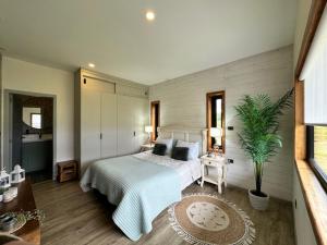 En eller flere senge i et værelse på Comoda casa moderna con piscina y bosque