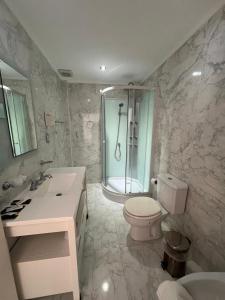 un bagno con doccia, WC e lavandino di Hotel Frasi's a San Clemente del Tuyú Altre 28 foto