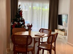 TV a/nebo společenská místnost v ubytování Luxury 112 m 2BR, Direct Pool Access, 1st Line, Klong Muang Beach