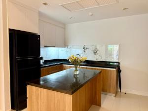 Kuchyň nebo kuchyňský kout v ubytování Luxury 112 m 2BR, Direct Pool Access, 1st Line, Klong Muang Beach