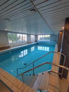 una grande piscina coperta con una grande piscina blu di VilaMi Ferienwohnung a Schönwald