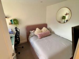 En eller flere senge i et værelse på Adrian Cottage