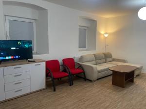 Et tv og/eller underholdning på Byt v okolí Okoře, nedaleko Prahy a letiště