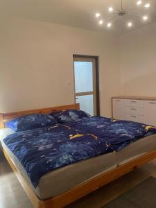 En eller flere senge i et værelse på Byt v okolí Okoře, nedaleko Prahy a letiště