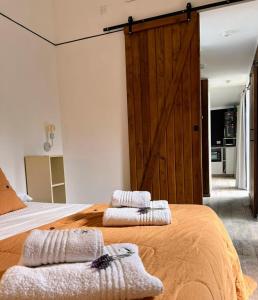 ein Schlafzimmer mit einem großen Bett mit zwei Handtüchern darauf in der Unterkunft Finca La Escondida San Rafael in San Rafael + 186 Fotos