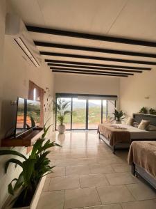 En eller flere senge i et værelse på Cabaña Cedro Amarillo - Jacuzzi Grande Con Calefacción - Cerca a Medellín