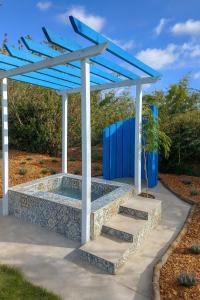eine Pergola mit blauem Dach und Treppe in der Unterkunft Victoria Plum in Cropthorne