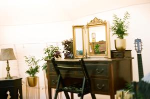 eine alte Kommode mit einem Spiegel und Pflanzen darauf in der Unterkunft Victoria Plum in Cropthorne