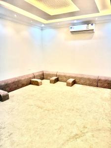 een lege kamer met een bank en een projector bij شاليهات ميرا in Taif