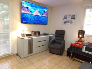 Et tv og/eller underholdning på Appartement tout confort Piscine Parking