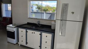 Kuchyň nebo kuchyňský kout v ubytování Sobrado Inteiro pé na areia em Itapoá!