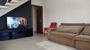 TV a/nebo společenská místnost v ubytování Sobrado Inteiro pé na areia em Itapoá! + 13 fotografií