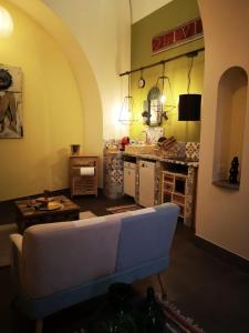 een woonkamer met een bank en een keuken bij Dimora Daliah&Oana in Matera +13 foto's