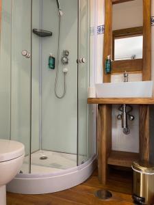 马希库Modern & Recycled Guest House的浴室配有淋浴、洗手池和马桶 更多93张照片