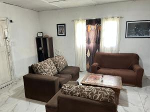 een woonkamer met een bank en een stoel bij Casa in Miramar +2 foto's