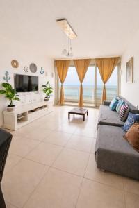 Khu vực ghế ngồi tại קסם על הים- דירות נופש עם ג'קוזי פרטי ונוף פרטי לים