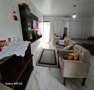 un soggiorno con un cane che dorme su una sedia di Apt estiloso a Sinop