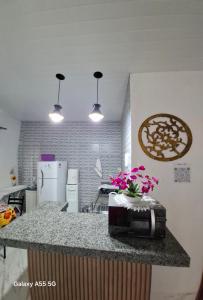 una cucina con bancone e fiori rosa di Apt estiloso a Sinop