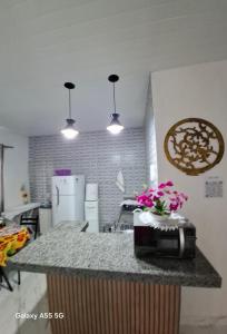 una cucina con bancone e fiori rosa di Apt estiloso a Sinop Altre 5 foto