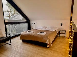 En eller flere senge i et værelse på Wczasowy Loft Sominy