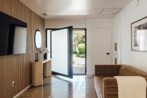 TV a/nebo společenská místnost v ubytování Palm Pool Grove - Luxury rental close to beach