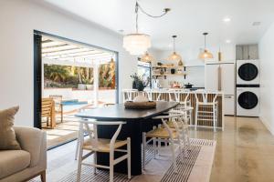 Posezení v ubytování Palm Pool Grove - Luxury rental close to beach