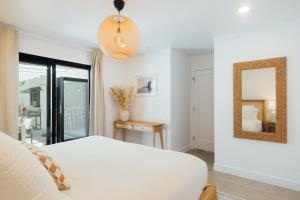 Postel nebo postele na pokoji v ubytování Palm Pool Grove - Luxury rental close to beach + 48 fotografií