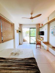 una camera con letto e ventilatore a soffitto di Mahrak Villa - VSH a Porto De Galinhas