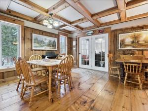 een eetkamer met een houten tafel en stoelen bij 3 Bears Cottage by Lake Huron in Red Bay