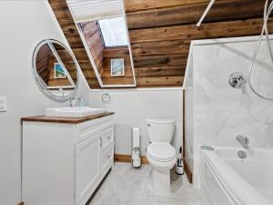 een badkamer met een toilet, een wastafel en een spiegel bij 3 Bears Cottage by Lake Huron in Red Bay