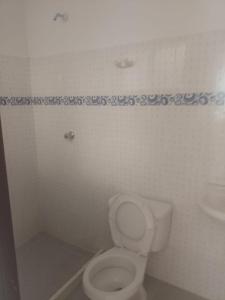 een badkamer met een wit toilet en een wastafel bij Barbara León in Simacota