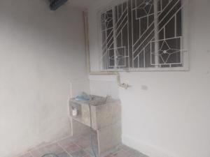 een badkamer met een raam en een doos bij Barbara León in Simacota