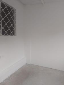 een kamer met een witte muur en een raam bij Barbara León in Simacota +1 foto