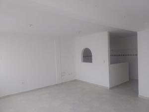 une pièce vide avec des murs blancs et un sol en béton dans l'établissement Barbara León, à Simacota