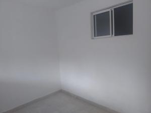 een lege kamer met een raam aan de muur bij Barbara León in Simacota